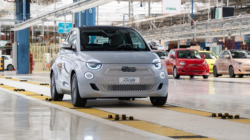 Слабый спрос заставил снова приостановить производство Fiat 500e