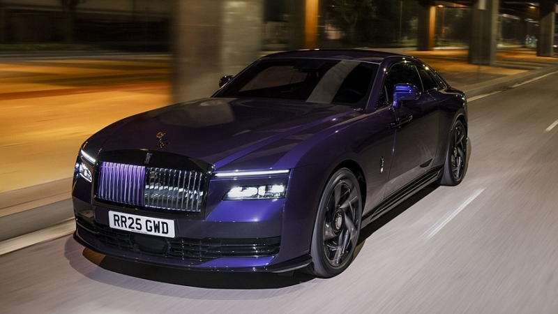 Rolls-Royce рассекретил самую мощную модель марки: представлено купе Black Badge Spectre